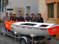 Das Boot ist fertig – wo ist das Meer? Die Gruppe „Studenten Segeln Autonom“ (SSA) präsentiert Avalon, das Boot mit dem Segelroboter. (Bild: SSA/ETH Zürich)