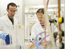 Am Tag der Chemie können Besucher der ETH und Uni Zürich in die Rolle eines Chemikers schlüpfen. (Bild Gerry Amstutz/ETH Zürich)
