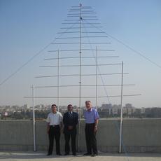 Dr Ayman Mahrous, Ahmed Salah and Christian Monstein in front of the fully assembled antenna. (Photos: C. Monstein / ETH Zurich)