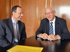 ETH President Ralph Eichler (r) congratulates his successor on his election.
