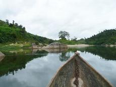 A pirogue brings the researchers upriver to a small village, the starting point for collecting expeditions in Masoala National Park (image: Sonja Hassold / ETH Zurich).