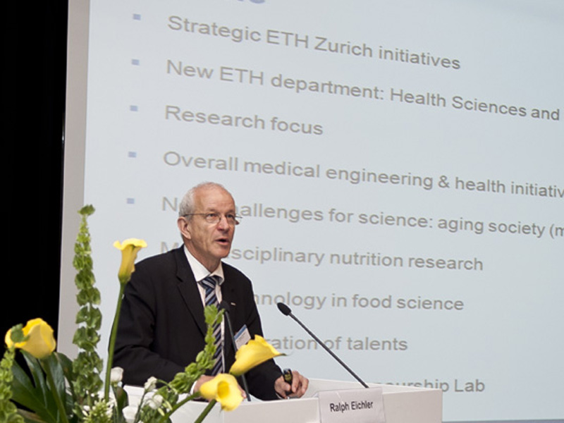 Ralph Eichler, Päsident der ETH Zürich, ging in seinem Vortrag auf die strategische Bedeutung der Medizintechnik für die Hochschule ein. (Bild: Inci Satir)