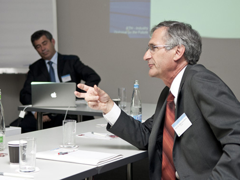 Gian-Luca Bona, Direktor der Empa, erläutert im Workshop seinen Standpunkt. (Bild: Inci Satir)