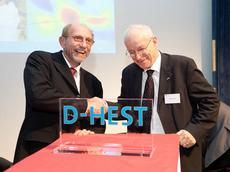 ETH-Präsident Ralph Eichler (rechts) und D-HEST-Vorsteher Wolfgang Langhans (links) in gelöster Stimmung an der Eröffnungsfeier (Bild: Tom Kawara)