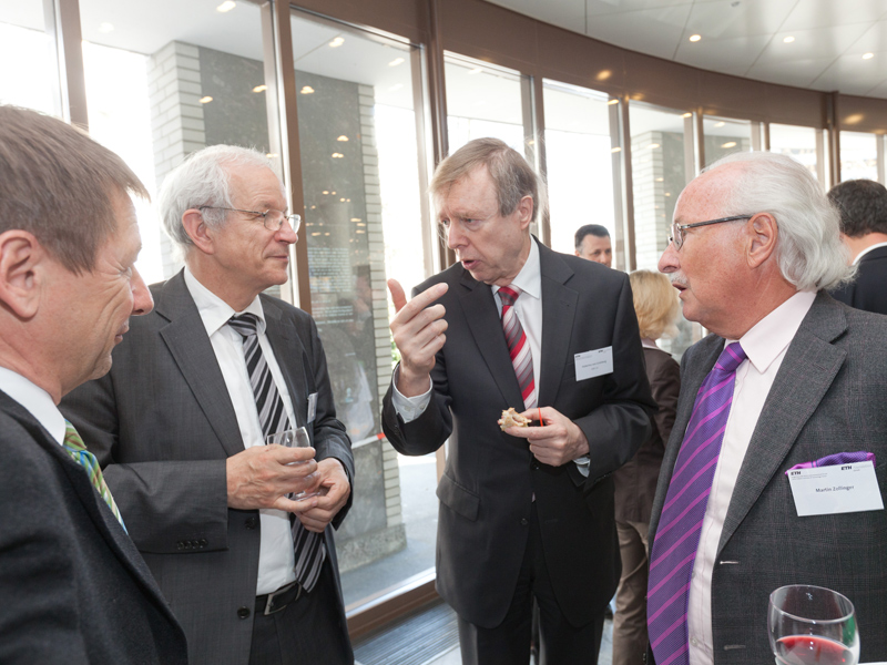 Engagierte Debatte: Ralph Eichler diskutiert mit Hubertus von Grünberg (Mitte rechts) und Martin Zollinger (r.).