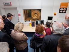 Erlebbarer Wissenshub: Die Gäste des Lokaltermins schauen mit einem MRI-Scanner einem Probanden in den Kopf. (alle Bilder: Tom Kawara)