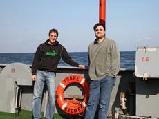 Dominik Dinten und Michael Strasser auf dem Forschungsschiff Sonne (Foto: H. Fink)