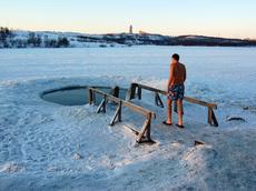 Exposing oneself to the cold – in this case a winter swimmer in Murmansk, Russia – helps activate brown adipocytes so that they burn white fat. (Photo: Andrey 747/flickr.com)