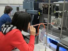 Mit einem Massenspektrometer haben die ETH-Forscher das Spektrum der im Atem enthaltenen Moleküle analysiert. (Bild: Xue Li / ETH Zürich)
