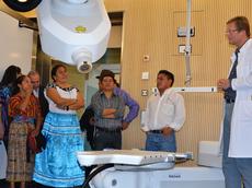 Maya-Medizinerinnen und -Mediziner lauschen dem Radioonkologen der Hirslanden-Klinik im Bestrahlungsraum. (Bild: Pius Krütli / ETH Zürich)