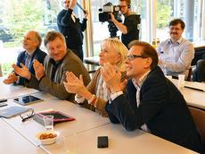 Nobelpreis für Higgs-Boson-Theorie: Die Teilchenphysiker Christoph Grab, Rainer Wallny, Felicitas Pauss und Günther Dissertori (v.l.) applaudieren bei der Ankündigung des Nobelpreiskomitees. (Bild: Peter Rüegg / ETH Zürich)