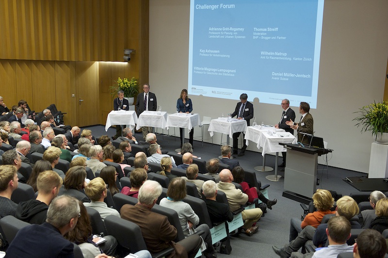 Auf dem Podium wurde engagiert diskutiert - im Hintergrund die Namen der Teilnehmer und Teilnehmerinnen. (Bild: Heidi Hostettler / ETH Zürich)