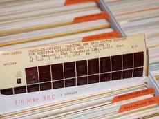 Die ETH-Bibliothek hat rund 2 Millionen technische und naturwissenschaftliche Reports auf Mikrofiche. Diese können auch online gesucht werden. (Bild: ETH-Bibliothek)